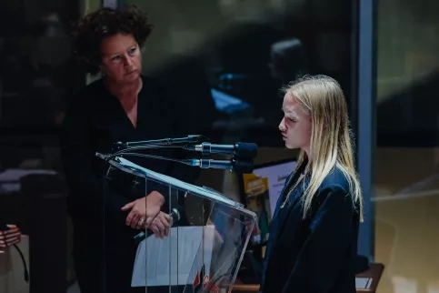 Une jeune fille s'adresse à un public lors d'une conférence sur les droits de l'enfant