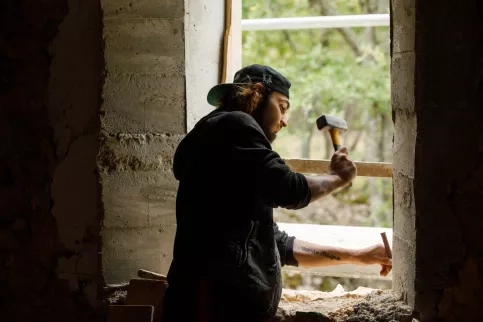 CFC du Var - ACI (Atelier chantier d'insertion) Maçonnerie-Bâti ancien à La Verdière. Killian travaille sur la création d'une fenêtre