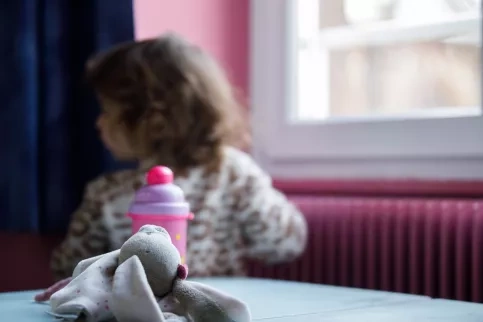 Ecole Joie de vivre - classe de maternelle petits-moyens - un doudou sur la table