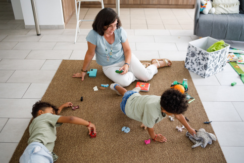 Dispositif Parent'Aise - Alix d'Ornellas, conseillère conjugale et familiale joue avec 2 enfants dont la maman est en entretien avec Christine, sa collègue.