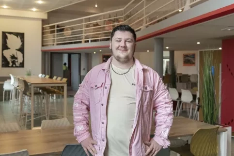 Kristof, debout, pose fièrement