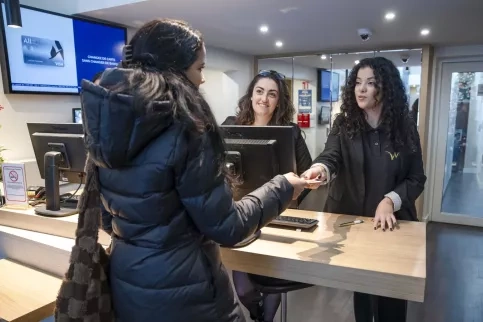 SKOLA Hôtellerie à l’hôtel Mercure Prado - Sandra Traika, ancienne de SKOLA est aujourd’hui réceptionniste à l’hôtel. A ses côtés Coralie Sbrava, une responsable de l’hôtel