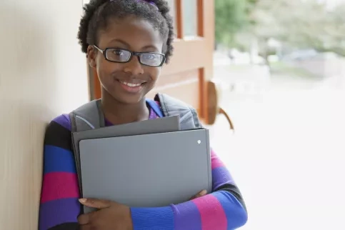 Jeune fille qui tient des cahiers