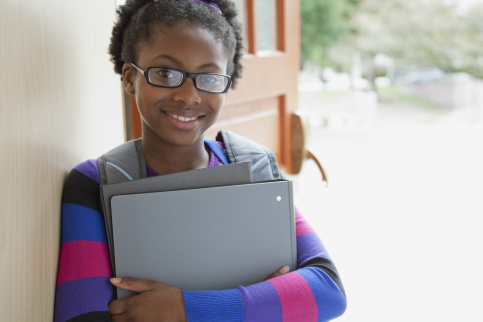 Jeune fille qui tient des cahiers