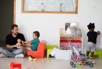 Educateur avec 2 petits du dispositif Parent'Aise (micro-crèche)