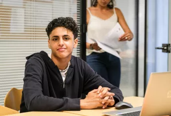 portrait jeune assis et souriant