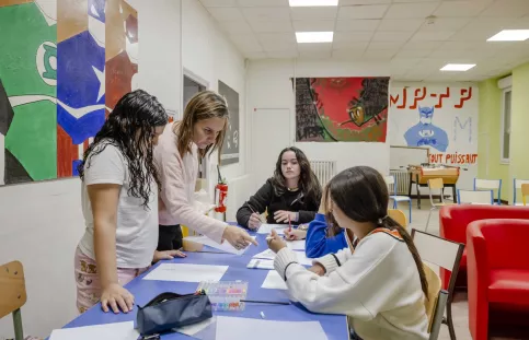 IES Vitagliano - Internat salle de loisir - atelier dessin avant le dîner, Victoria, Claire Rebergue (éducatrice), Eva G, Iliana, Zakia