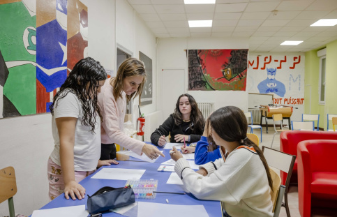 IES Vitagliano - Internat salle de loisir - atelier dessin avant le dîner, Victoria, Claire Rebergue (éducatrice), Eva G, Iliana, Zakia