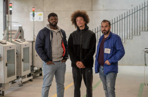 Deux jeunes et leur formateur