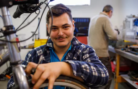 Réparation de vélo avec Les Rayonnants