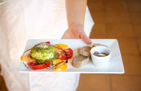 Service d'une assiette au restaurant Le mas du calme