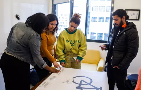 Au Pôle Avenir Emploi - Séance de travail de l'Ouvre boite avec des jeunes debout autour d'une table