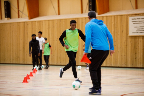 jeune qui joue au ballon