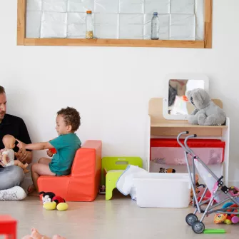 Educateur avec 2 petits du dispositif Parent'Aise (micro-crèche)