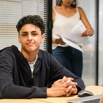 portrait jeune assis et souriant