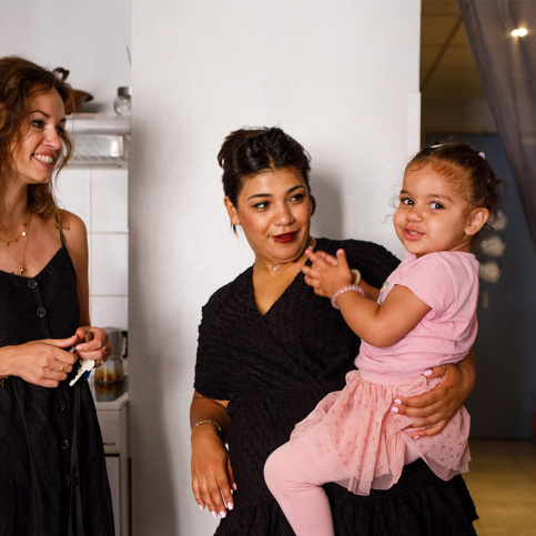 Résidence sociale Elisabeth Reinaud - Marine Monier, assistante sociale, rend visite à Wissem et sa fille Alin, dans leur logement