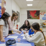 IES Vitagliano - Internat salle de loisir - atelier dessin avant le dîner, Victoria, Claire Rebergue (éducatrice), Eva G, Iliana, Zakia
