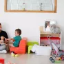 Educateur avec 2 petits du dispositif Parent'Aise (micro-crèche)