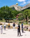 Partie de volley-ball entre des jeunes de la MECS La Valbourdine et du partenaire colombien Oasis by Fondacio au hameau de Vaunières lors d'un AESI de réciprocité