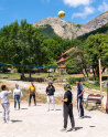 Partie de volley-ball entre des jeunes de la MECS La Valbourdine et du partenaire colombien Oasis by Fondacio au hameau de Vaunières lors d'un AESI de réciprocité