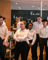 Partenariat avec la Fondation Club Med. Jeunes du dispositif "SKOLA Restauration / La Salle à manger" accueillis au sein du Resort Club Med de Grand Massif Samoëns Morillon en Haute-Savoie afin de découvrir le fonctionnement de ses cuisines et de son service. Ici, sur la partie Service en salle.