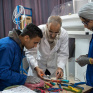 3 jeunes en formation électricité avec leur enseignant, au Maroc © L’Heure Joyeuse