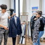 Smail et Ranyia essayent leurs nouvelles tenues, offertes par une mécène, à l'occasion de leur formation à Skola hôtellerie. 