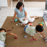 Dispositif Parent'Aise - Alix d'Ornellas, conseillère conjugale et familiale joue avec 2 enfants dont la maman est en entretien avec sa collègue 