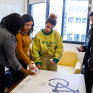 Au Pôle Avenir Emploi - Séance de travail de l'Ouvre boite avec des jeunes debout autour d'une table